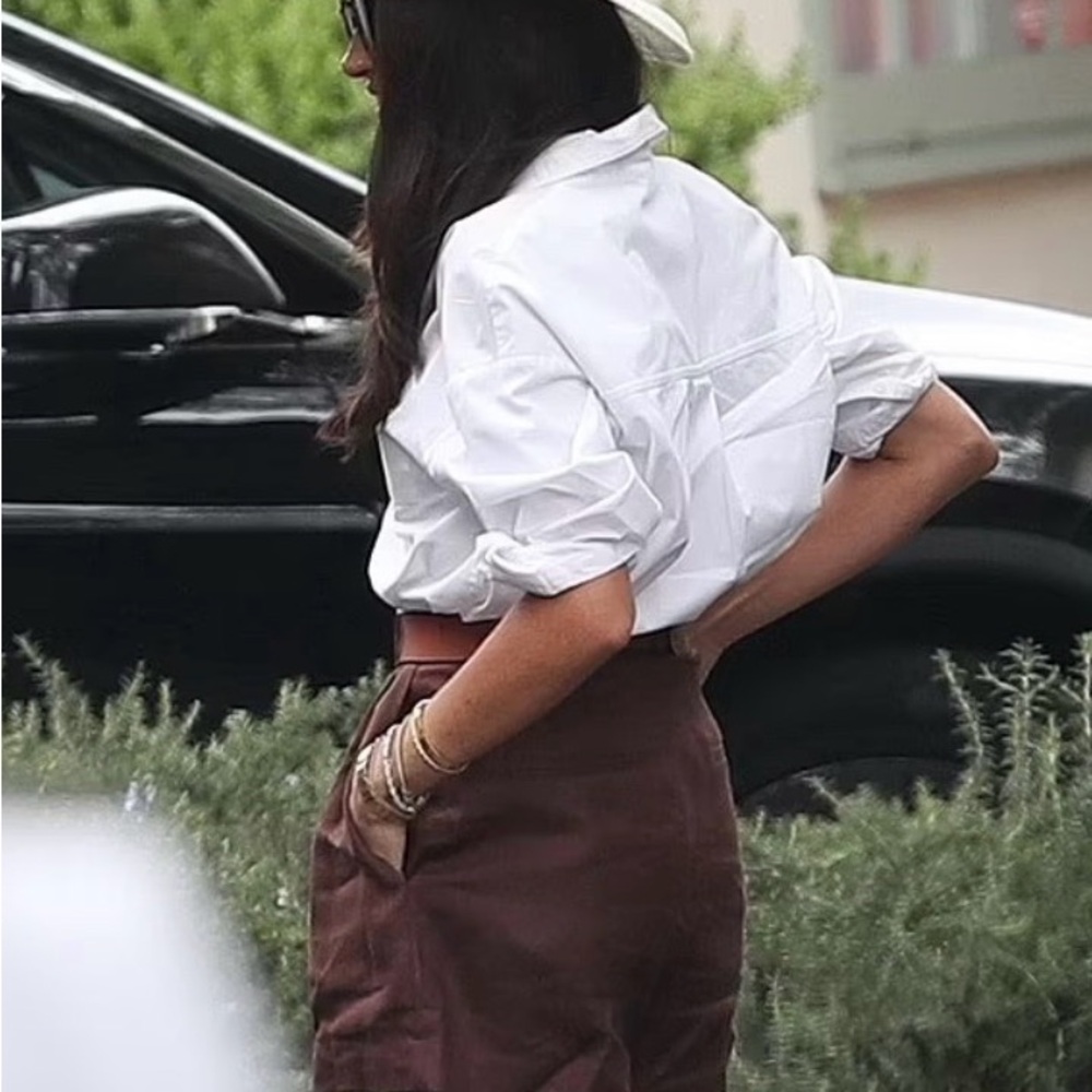 Reformation Mason Linen Short size 8
Color like Meghan’s “cafe”